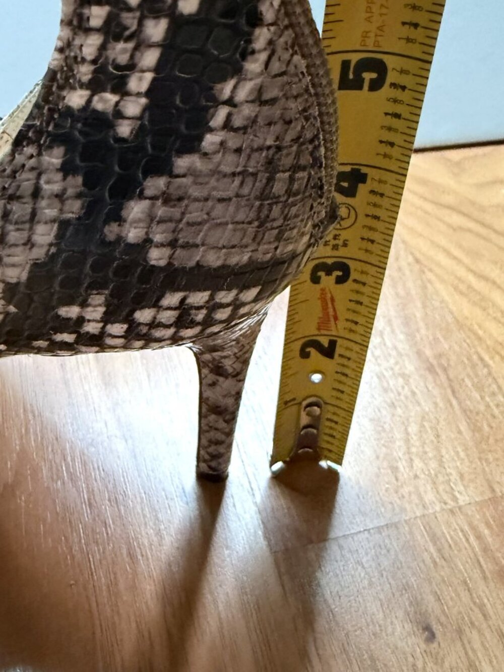 Vince Camuto 3 inch snakeskin heels, size 8.5 - Picture 9 of 9